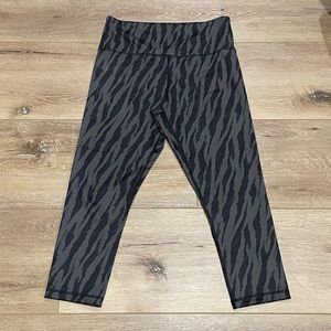 Zyia Gray Sketch Light n Tight Hi Rise Capri 20”